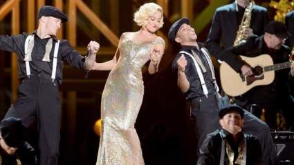 WATCH: Kellie Pickler realiza presentaciones en CMA Country Christmas 2013