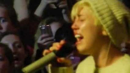 WATCH: Críticas de Miley Cyrus a Grief-Stricken en el estadio después de que el perro Floyd Dies