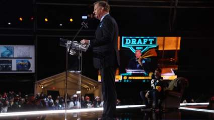 Elija de primer rango Wears Marvel Hero-Inspired Suit During 2021 NFL Proyecto