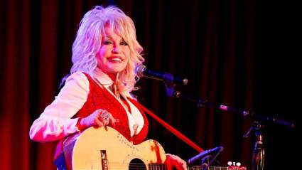 Dolly Parton Donated $1 millones a la investigación de vacunas de Moderna