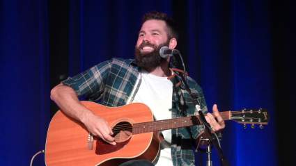 Jordan Davis Blends Fitness, Fun & Tequila en Cheeky Viral Video