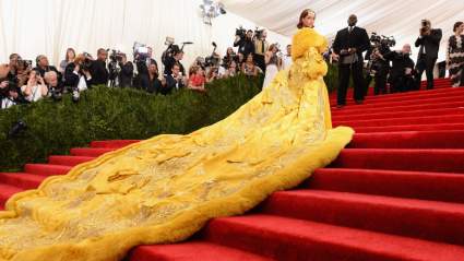 Cómo ver la Gala Met 2021 Peluche rojo en línea