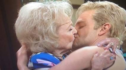 Bradley Cooper sale con Betty White en “Saturday Night Live” ’