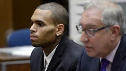 Chris Brown sentenció a 1.000 horas más de trabajo comunitario para Rihanna Beating