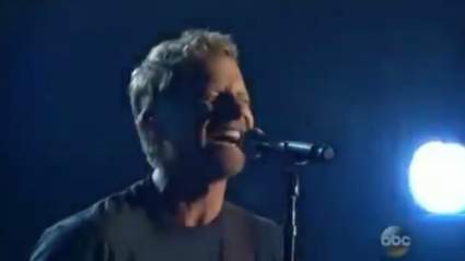 WATCH: Dierks Bentley Performs “Drunk On a Plane” en CMA Awards 2014