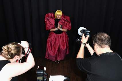 Nicki Minaj dona $25k a Geoffrey Owens