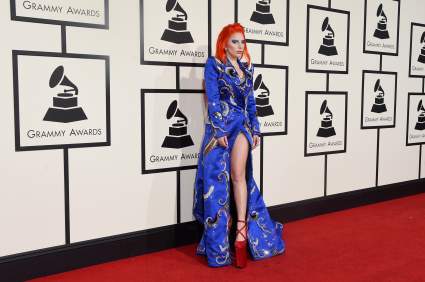 WATCH: Lady Gaga paga tributo a David Bowie en Grammys 2016 Ejecución