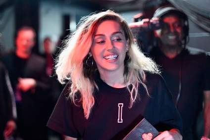 Miley Cyrus – ‘Malibu’ Singer obtiene el premio máximo en los TCA