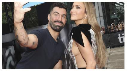 Los fans creen que Jennifer López envió un mensaje enorme con vestido de revelación