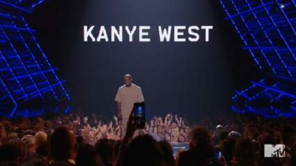 Taylor Swift presenta el Premio Kanye West con Video Vanguard en VMAs