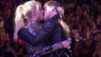 Meghan Trainor Besos Charlie Puth en escena en American Music Awards 2015