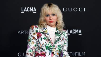 Miley Cyrus Suffers Wardrobe Malfunction Vive en Nochevieja — Dos veces