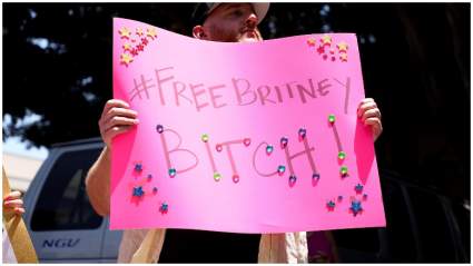 El ex entrenador ‘Voice’ comienza ‘Free Britney’ Chant During Vegas Concert