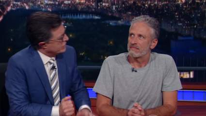 Jon Stewart toma el último show de Stephen Colbert