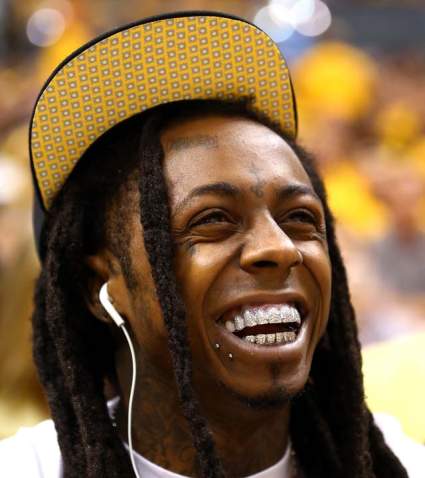 Lil Wayne muestra a los fanáticos de la bandera americana en Twitter